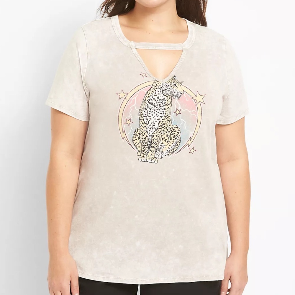✨BNWT - Free Spirit Cutout Graphic Tee - Size 26/28✨